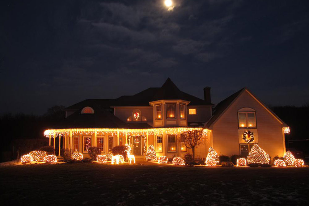 Tips to safely use outdoor Christmas lights during this holiday season