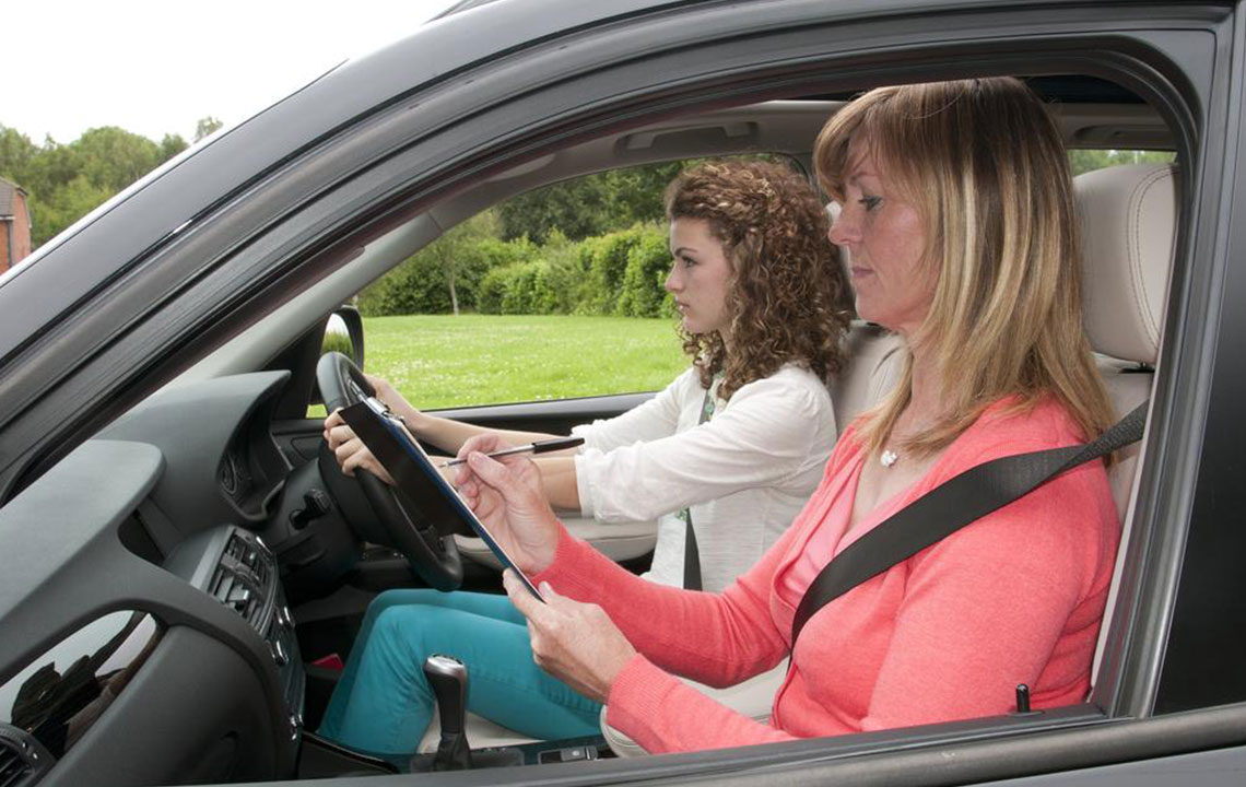 4 things to consider while choosing a driving course